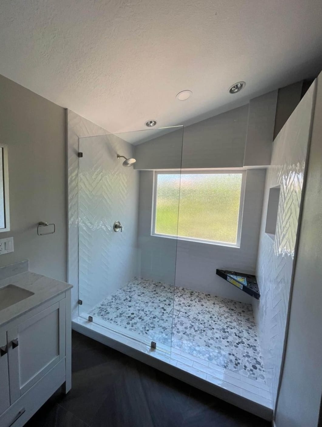 Shower niche
